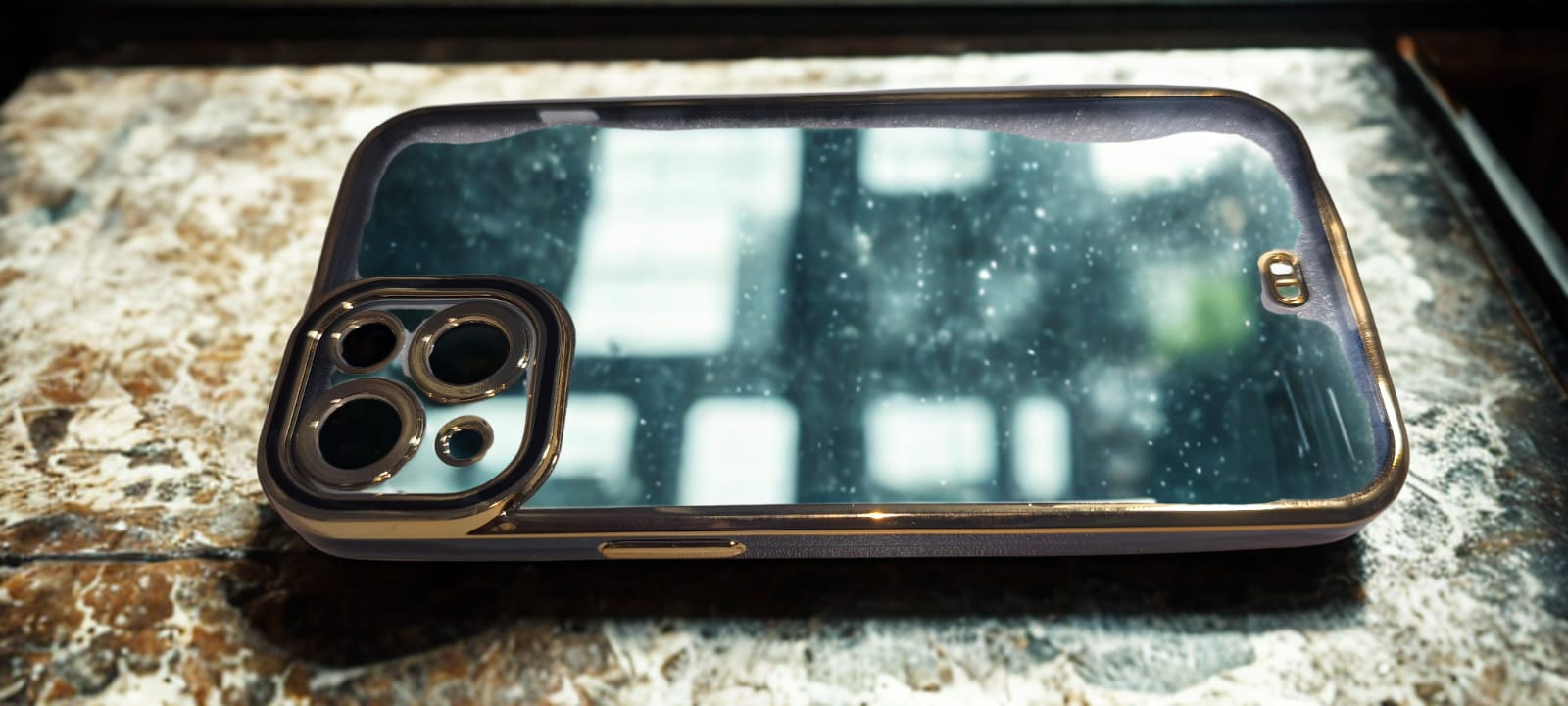 Capa Iphone 13 Dourado e Preto